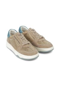 Zapatillas de ante beige con parte superior de malla tejida y acentos metálicos, lengüeta trasera azul claro y suela de goma blanca.