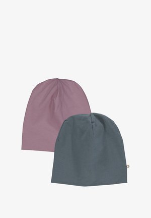 Twee stretch katoenen beanies: de ene in zachtroze en de andere in donkergrijs, met een eenvoudig, rond ontwerp en minimale textuur.