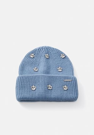 Berretto lavorato a maglia blu con texture a coste, impreziosito da accenti in argento a forma di impronta di zampa e un piccolo etichetta metallica sul risvolto.