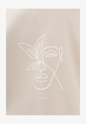 Beige stof met witte borduursels van een gezichtsomtrek, verweven met bladeren, en de tekst "MIRONS" onderaan.