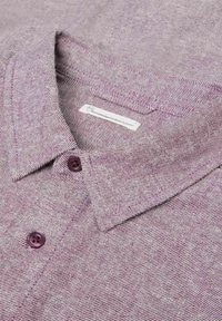 Baumwollhemd mit bordeauxstreifen und spitzem Kragen, versehen mit subtiler Textur, zwei Vorderknöpfen und einem Etikett am inneren Kragen.