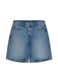Shorts en denim de couleur bleu clair avec une coupe classique, dotés d'une fermeture à bouton, de cinq poches et d'un léger délavage pour un effet usé.