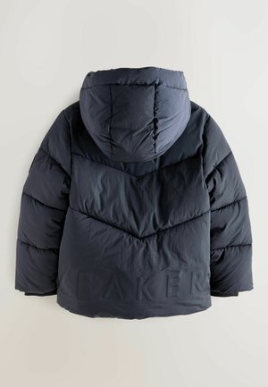 Veste matelassée marine avec capuche, présentant un design en chevrons, un tissu texturé et un logo "BAKER" en relief au dos.