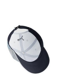 Czapka z twardym daszkiem, granatowy front, jasnoniebieskie panele boczne i białe wnętrze z haftowanym logo. Regulowany pasek z tyłu.