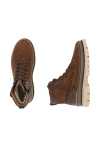 Botas de tobillo de ante marrón con paneles texturizados, diseño de cordones, cuello acolchado y suela gruesa beige, que presenta detalles de costura mínimos.