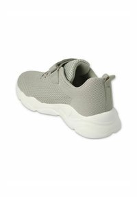 Jasnoszare sneakersy z teksturowaną siateczką na górze, wyściółką w kołnierzu, regulowanym paskiem i białą gumową podeszwą. Tylny uchwyt ułatwiający zakładanie.