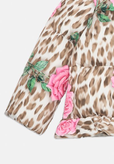 Polstret jakke med beige og brun dyreprint, som har rosa blomsterapplikasjoner og en volangdetalj på kanten. Myk, teksturert stoff.