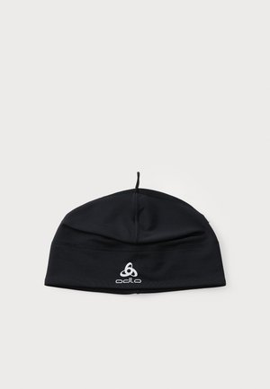 Cappello beanie nero realizzato in tessuto elasticizzato, con un logo sul fronte. Ha una parte superiore arrotondata e cuciture minime per il massimo comfort.