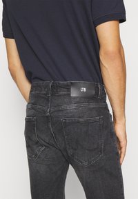 LTB HOLLYWOOD - Tiesaus kirpimo džinsai - adoni wash