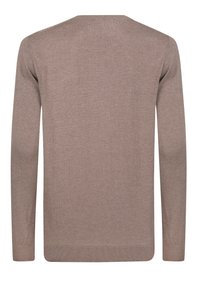 Bruine gebreide trui met een eenvoudig ontwerp, ronde hals, lange mouwen en geribbelde boorden en zoom. Gladde textuur met effen kleur.