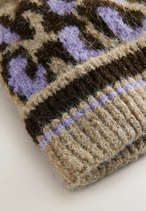 Pletená čepice v hnědé a béžové barvě s leopardím vzorem v lila. Obsahuje žebrovaný lem a měkkou, texturovanou přízi.