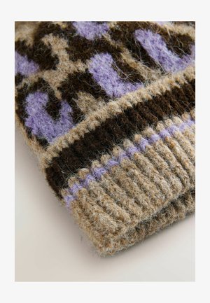 Rudens cepure brūnā un bežā krāsā ar leopardu rakstu gaiši lilac krāsā. Aprīkota ar ribotu malu un mīkstu, teksturētu dziju.