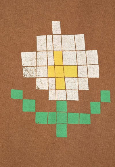 Pikselizirani cvijet s bijelim laticama, žutim središtem i zelenim stabljikom i listovima na smeđoj tkanini.