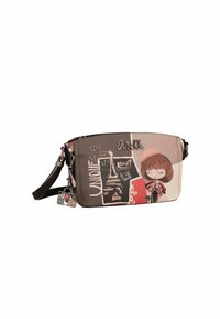 Bolso marrón con cremallera que presenta un diseño gráfico de una chica, la Torre Eiffel y texto. Incluye un charm desmontable y una correa ajustable.