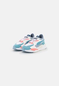 Une paire de baskets de sport multicolores avec des lacets blancs, présentant des panneaux teal, corail, gris et blancs sur un fond blanc épuré.