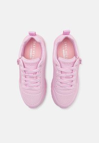 Sneaker rosa con tomaia in sintetico liscio, dettagli perforati, lacci elasticizzati e zip laterale per una facile calzata.