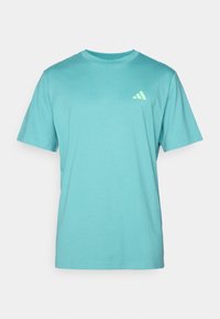 Camiseta de algodón de color turquesa con mangas cortas, cuello redondo y pequeño logo blanco de Adidas en el lado izquierdo del pecho.