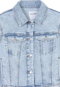 Jacke in denim blu chiaro con colletto classico, chiusura frontale con bottoni, due tasche sul petto e dettagli di cucitura a contrasto.