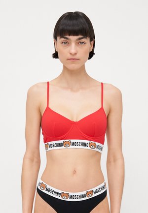 Rode katoenen bralette met dunne bandjes en een zwart-wit band met een berenafdruk. Gecombineerd met bijpassende zwarte slipjes met hetzelfde bandontwerp.