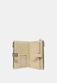 Portafoglio beige con chiusura a zip, numerosi slot per carte, una finestra trasparente per l'ID e un dettaglio della cintura con texture. Finitura interna liscia.