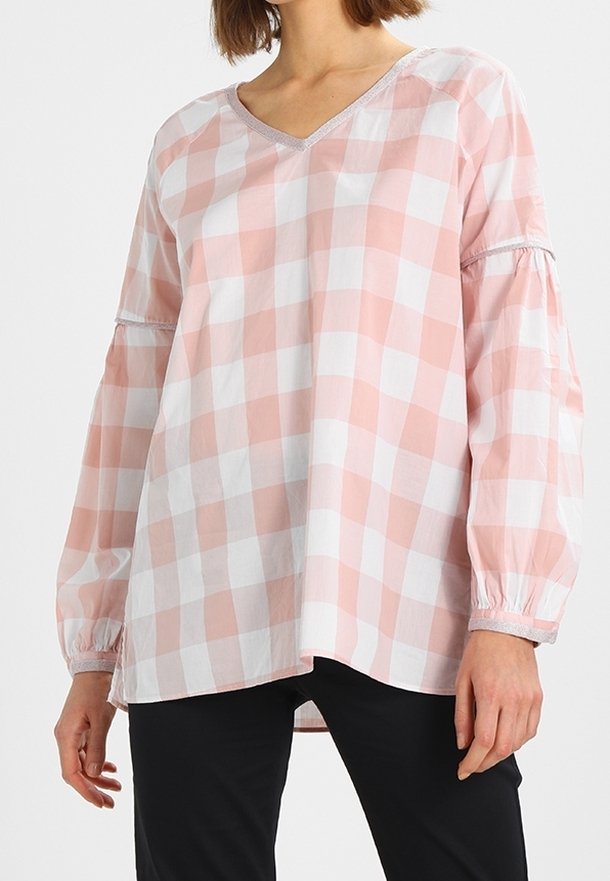 Blusa a rayas en tonos rosa claro y blanco, con cuello en V, mangas largas, puños elásticos y corte relajado. Confeccionada en una tela ligera.