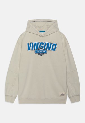 Jasnobeżowa bluza z kapturem z niebieskim napisem "VINGINO" i logo na piersi, ściągaczami na rękawach i u dołu oraz małą metką VINGINO przy dolnym brzegu.