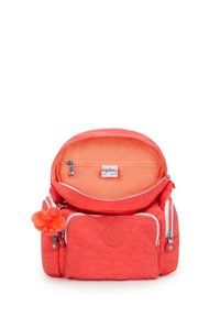 Zaino Kipling corallo con compartimento principale aperto, tasche frontali e laterali con zip, e un piccolo portachiavi a forma di scimmia pelosa attaccato.