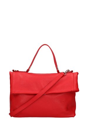 Borsa a mano in pelle rossa con finitura texture, dotata di patta pieghevole, manico superiore e tracolla removibile.