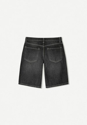 Tmavě šedé denimové šortky s rovný střihem, které mají dvě zadní kapsy a jemné kontrastní prošívání. Materiál má hladkou texturu.