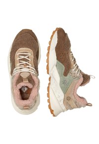 Pár hnědých a růžových tenisek s fleecovou podšívkou, béžovými a zelenými semišovými doplňky, bílými tkaničkami a texturovanými gumovými podrážkami, zobrazených z vrchu a z boku.