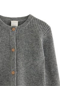 Grå stribet cardigan med rund hals og to træknapper foran. Lavet af blødt materiale, egnet til størrelser 6-9 måneder.