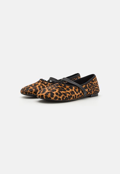 Leopardikuvioiset ballerinat, joissa on pehmeä turkistunne, musta reunus ja nauhakiinnitys edessä. Pyöreä kärki ja matala malli.