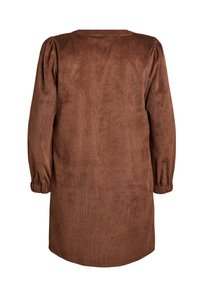 Brūna korduroja kleita ar brīvu piegriezumu, garām pūkainām piedurknēm un apaļu dekoltē. Audums ir mīksts un nedaudz rievots.