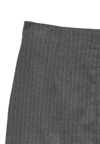 Pantalons rayés gris en tissu texturé, avec de fines rayures claires et un design ajusté avec des plis à l'avant.