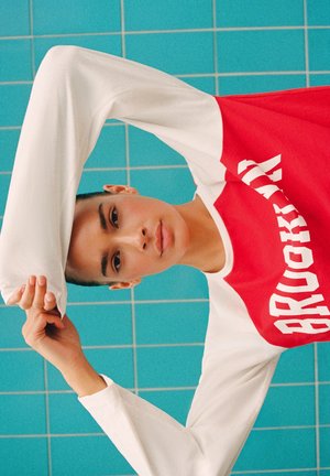 PULL&BEAR, REGULAR FIT RAGLAN SLEEVE BROOKLYN - T-SHIRT - T-shirt à manches longues - red