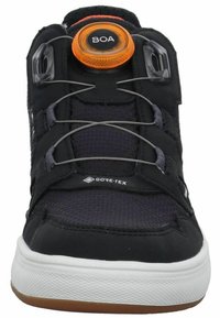 Scarpa sportiva nera con una tomaia in mesh, sistema di allacciatura BOA e marchio GORE-TEX. Suola in gomma con intersuola bianca e motivo testurizzato.