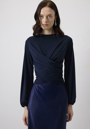 Rochie de marină cu mâneci lungi; corsetul ajustat are un design răsucit; textură netedă, asemănătoare satinului, cu o fustă fluidă.