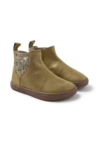 Stivaletti ankle in suede marrone con un accento a forma di cuore dorato scintillante sul lato esterno e suola in gomma resistente.