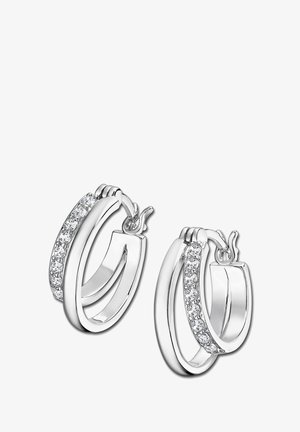 Boucles d'oreilles en argent en forme de créole avec une finition polie et une rangée de petits cristaux transparents le long d'une moitié. Elles disposent d'une fermeture à clip pour un port sécurisé.