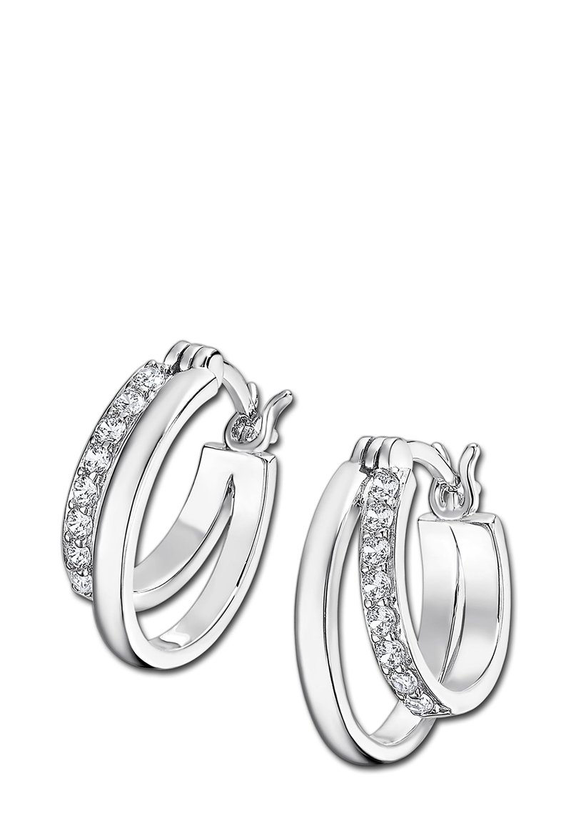 Boucles d'oreilles en argent en forme de créole avec une finition polie et une rangée de petits cristaux transparents le long d'une moitié. Elles disposent d'une fermeture à clip pour un port sécurisé.