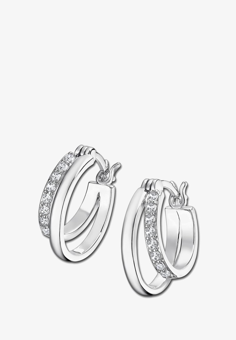 Boucles d'oreilles en argent en forme de créole avec une finition polie et une rangée de petits cristaux transparents le long d'une moitié. Elles disposent d'une fermeture à clip pour un port sécurisé.