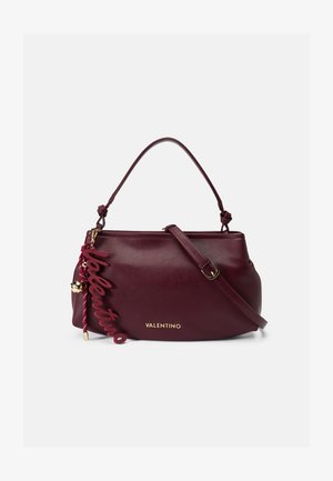 Borsa in pelle bordeaux con logo dorato, tracolla staccabile e charm decorativo "Valentino". Texture liscia e forma strutturata.