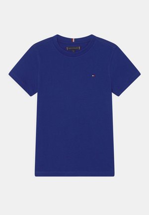Blå kortærmet T-shirt med rund halsudskæring med lille Tommy Hilfiger flaglogo på venstre bryst og mærkat inden i halsudskæringen.