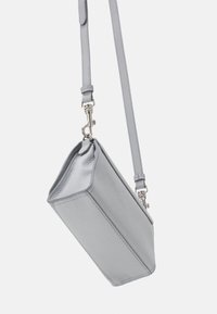 Borsa a tracolla in pelle grigia con forma rettangolare, caratterizzata da una superficie testurizzata, hardware in argento e una tracolla regolabile.