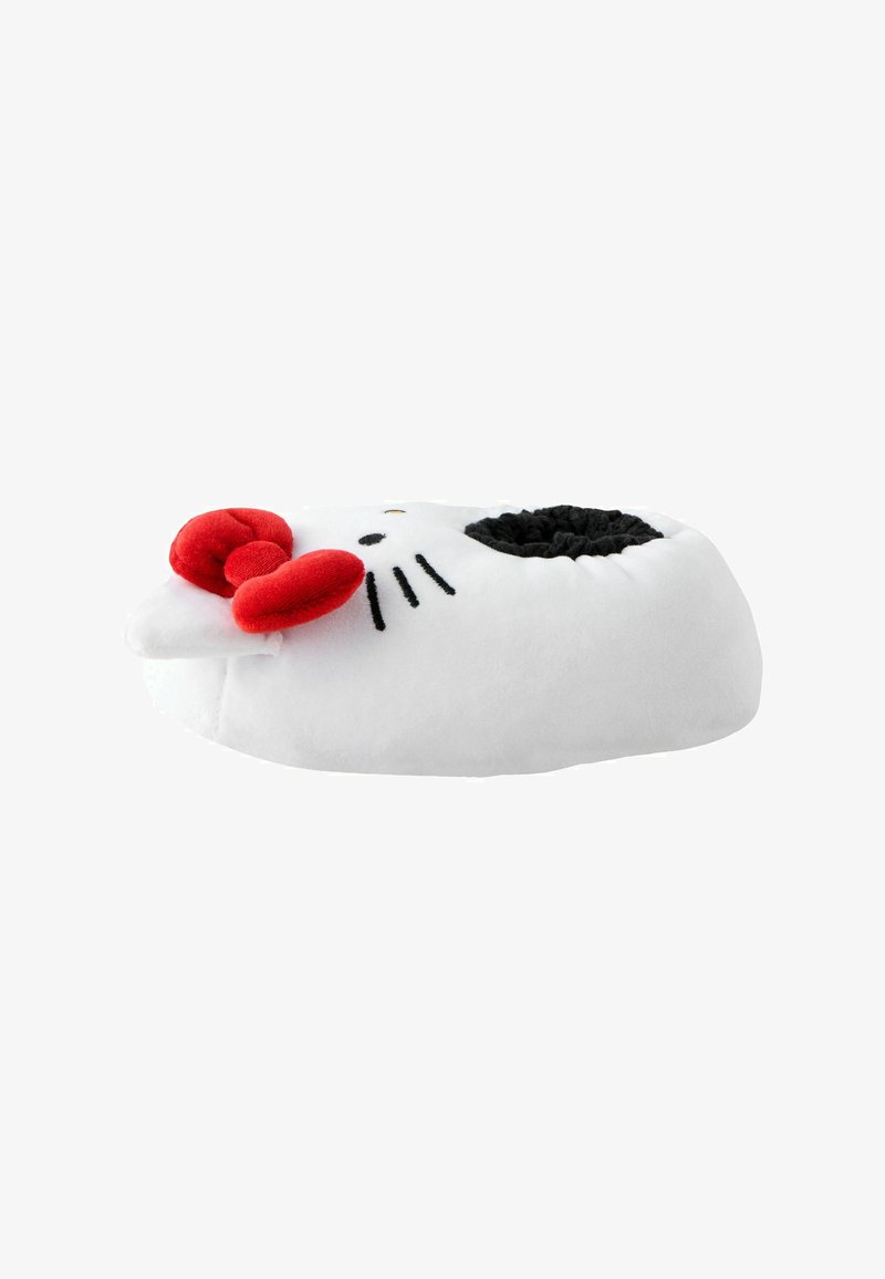 Chausson en peluche sur le thème de Hello Kitty, blanc avec des accents noirs, doté d'un nœud rouge, d'un nez noir et de moustaches ; texture douce, forme arrondie.