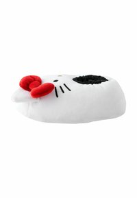 Hello Kitty-teemaline pehme suss, valge mustade aksentidega, millel on punane lips, must nina ja vuntsid; pehme tekstuur, ümar kuju.