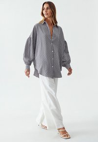 THE FATED VAL OVERSIZE  - Košilová halenka  - black flocked gingham