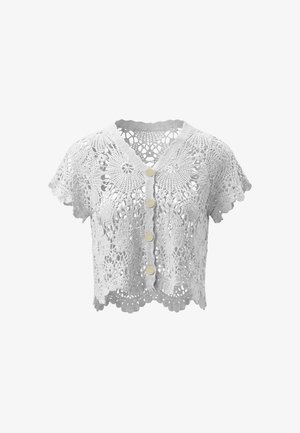 Witte gehaakte korte mouwen cardigan met geschulpte randen en vijf knopen aan de voorkant, met ronde kantpatronen over het hele kledingstuk.