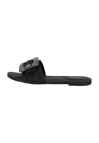Des sandales noires à enfiler avec une texture tissée, mettant en avant un grand accent en boucle transparente et une semelle plate en caoutchouc, conçues pour le confort.
