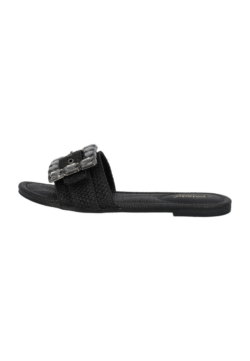 Des sandales noires à enfiler avec une texture tissée, mettant en avant un grand accent en boucle transparente et une semelle plate en caoutchouc, conçues pour le confort.